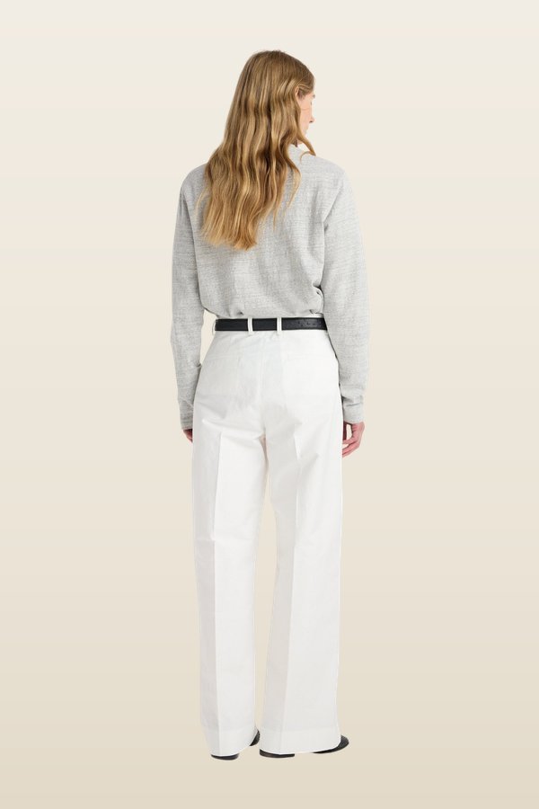 Classic loose fit chino | optic — model back