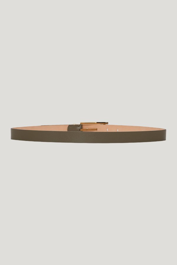 Dorian Pin Buckle Belt — model side
