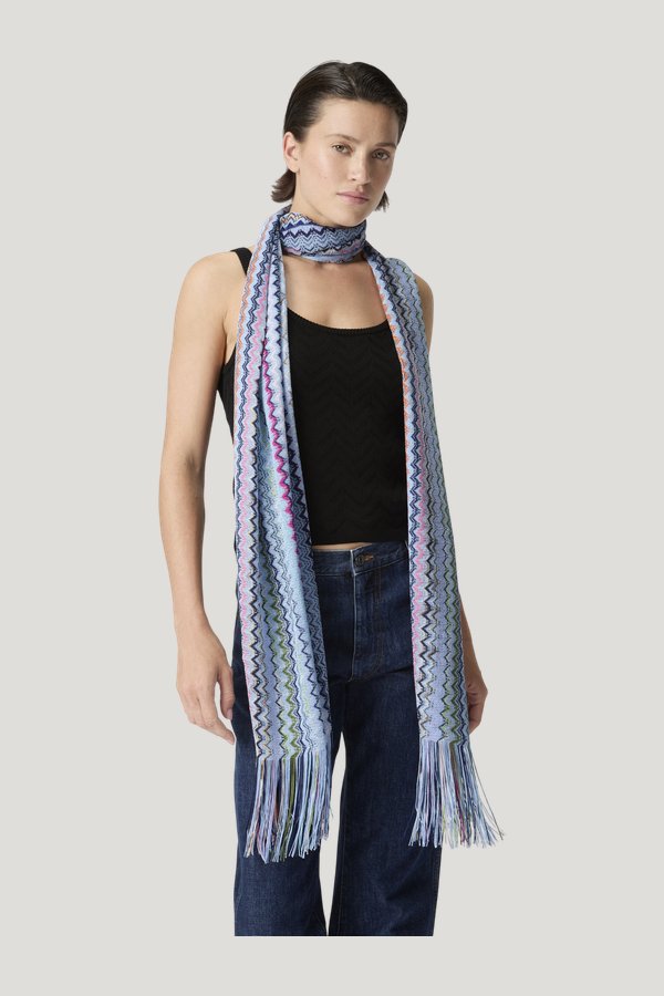 Zigzag viscose scarf with fringes — model side