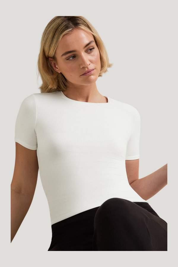 365 Sculpting Lounge T-Shirt - Coconut Milk — model side