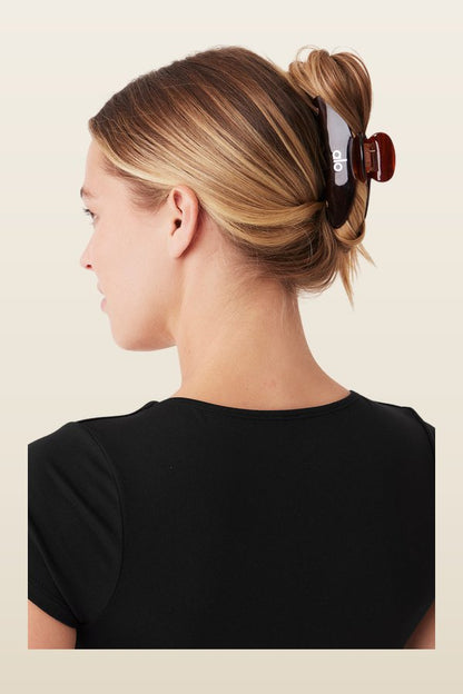 90's Claw Clip - Brown Tortoise — model back