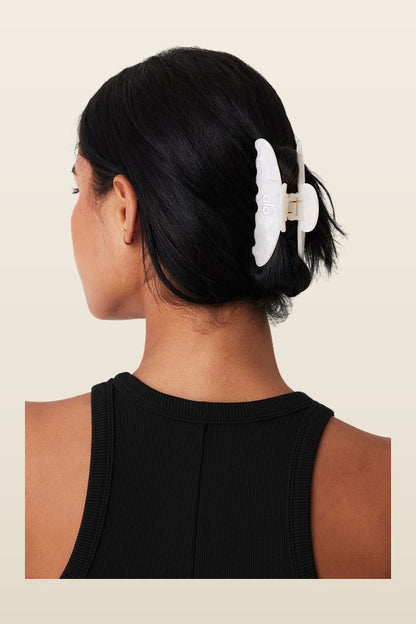 90's Claw Clip - White Pearl — model back