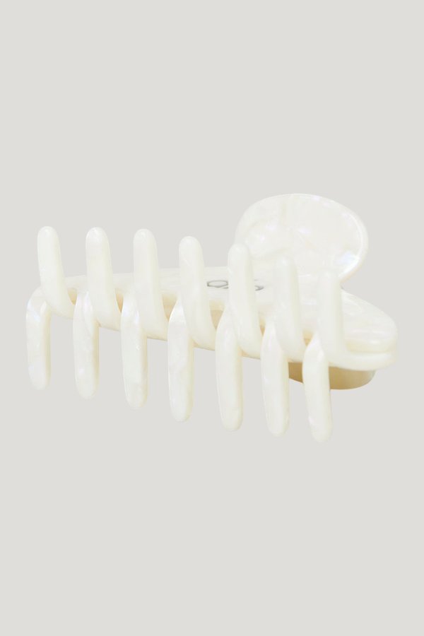 90's Claw Clip - White Pearl — model side