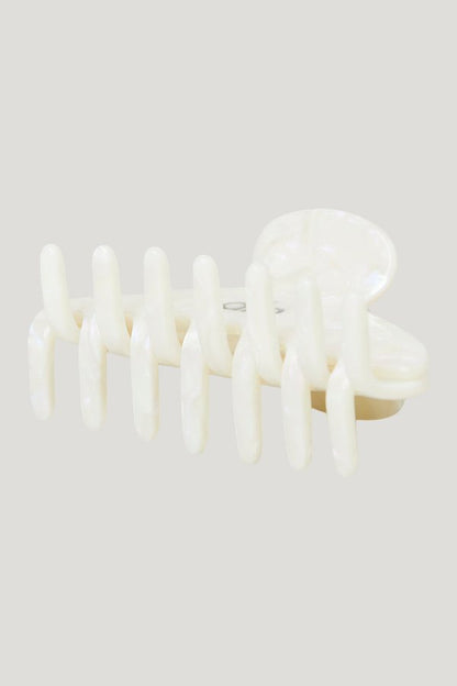 90's Claw Clip - White Pearl — model side