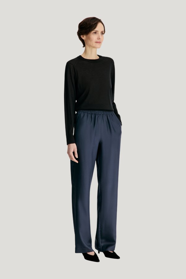 ALERA LDS PANT Silk twill trousers — model side