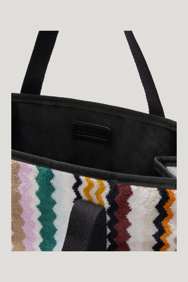 Aura home bag 40x40 cm — model side