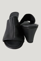 Bandeau Wedge — model front
