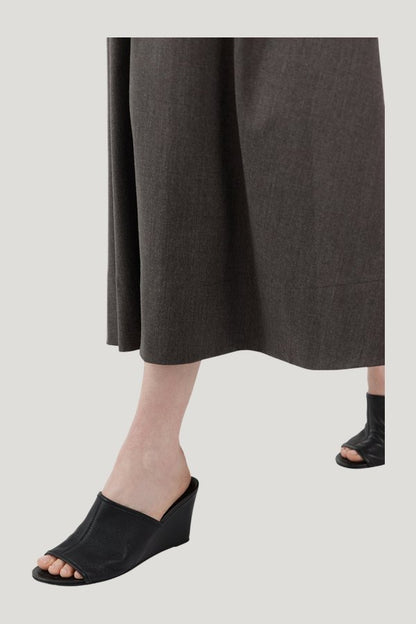 Bandeau Wedge — model side