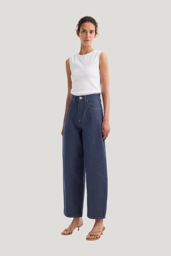 Barrel leg raw denim | raw denim — model side