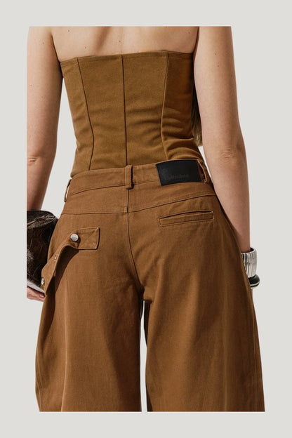 Barrel pants in Earthy — model side