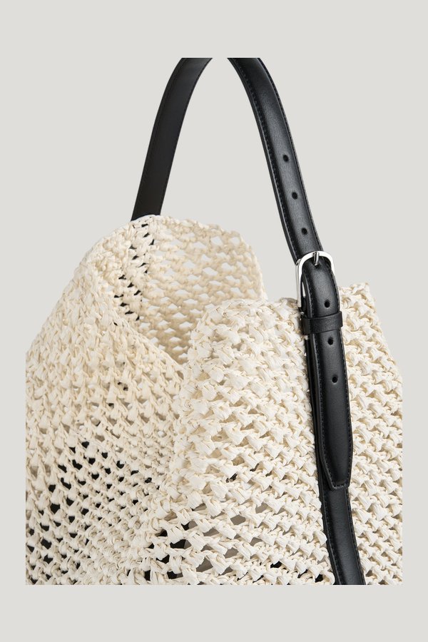 Belted paper raffia tote ecru/vanilla — model side