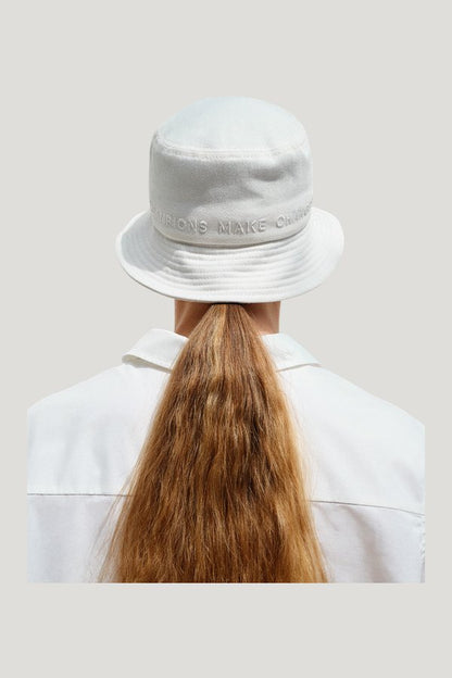 Bucket hat — model side