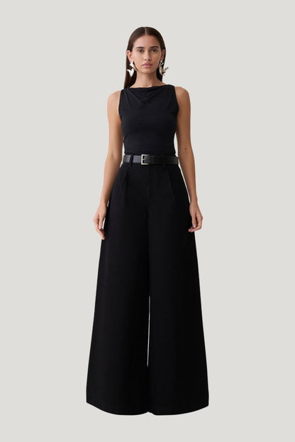 Bobby Oversized Jean With Front Pleat — model front