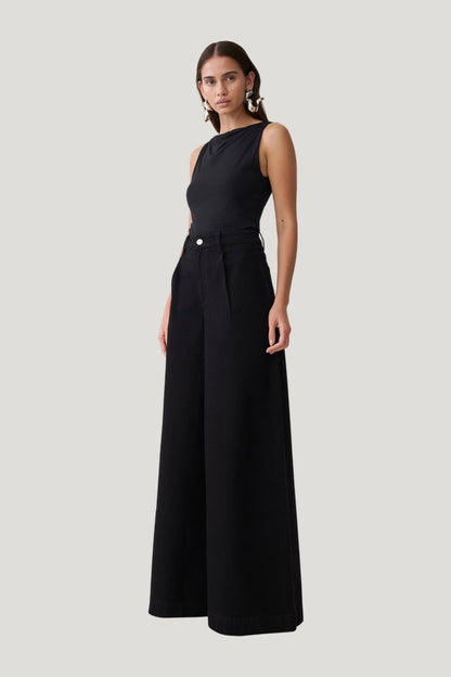 Bobby Oversized Jean With Front Pleat — model side
