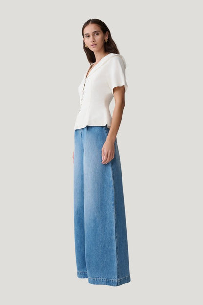 Bobby Oversized Jean With Front Pleat - Summer — model side