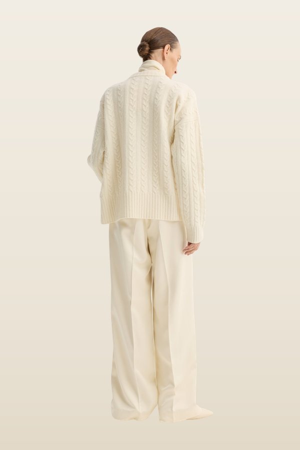 Cable knit jumper — model back