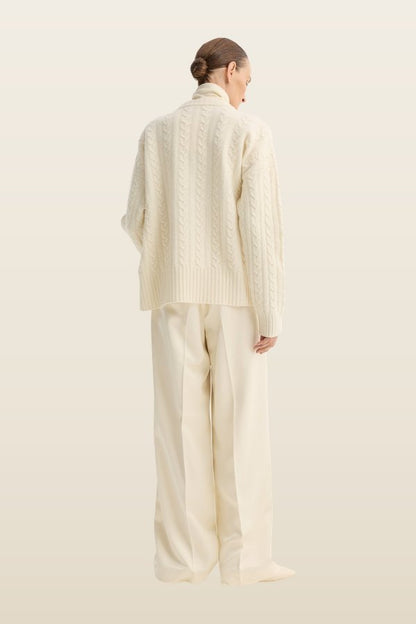 Cable knit jumper — model back