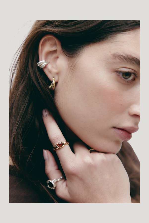 Cau Earrings Gold — model side