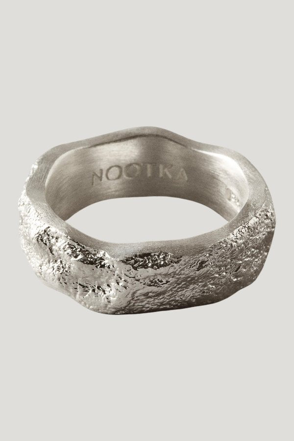 Chunky Ring Silver — model side