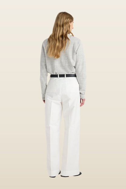 Classic loose fit chino | optic — model back