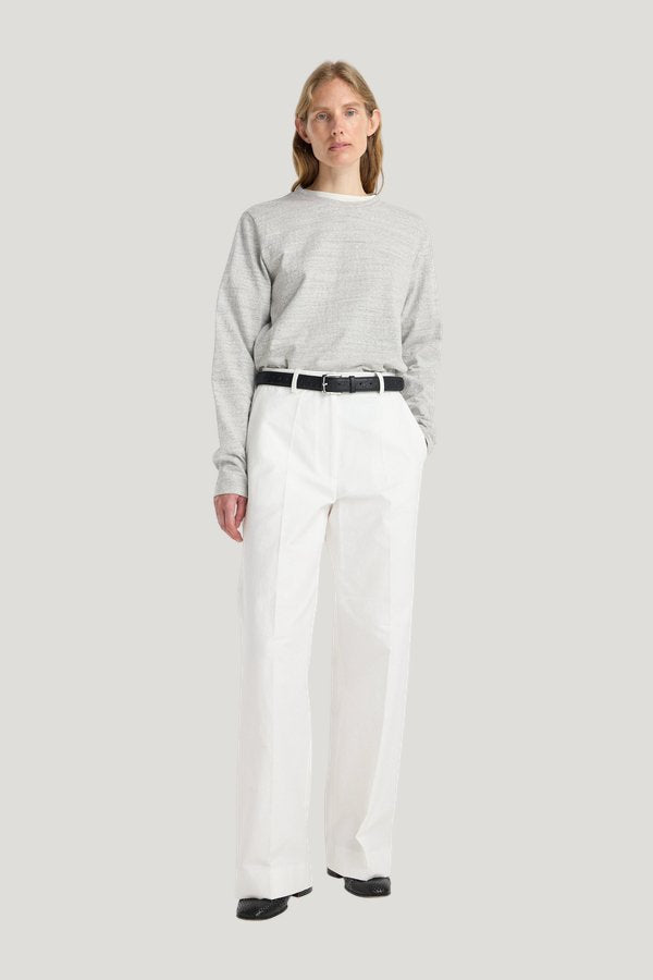 Classic loose fit chino | optic — model front