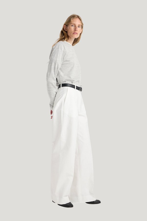 Classic loose fit chino | optic — model side