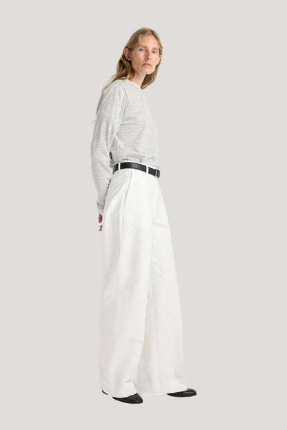 Classic loose fit chino | optic — model side