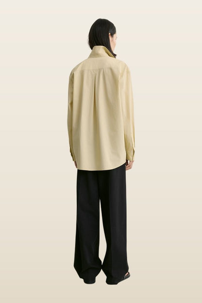 Classic tumbled shirt peanut — model back