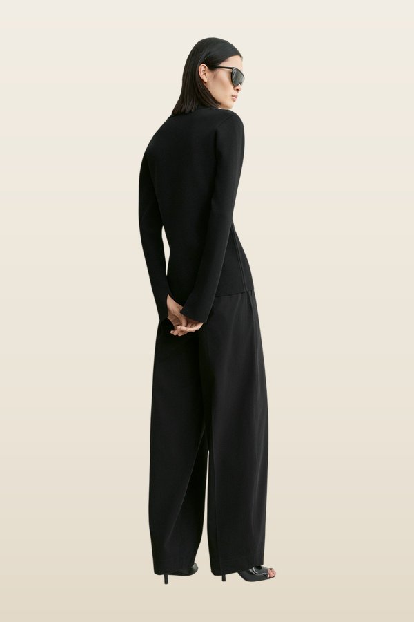 Compact knit buttoned top — carry 4