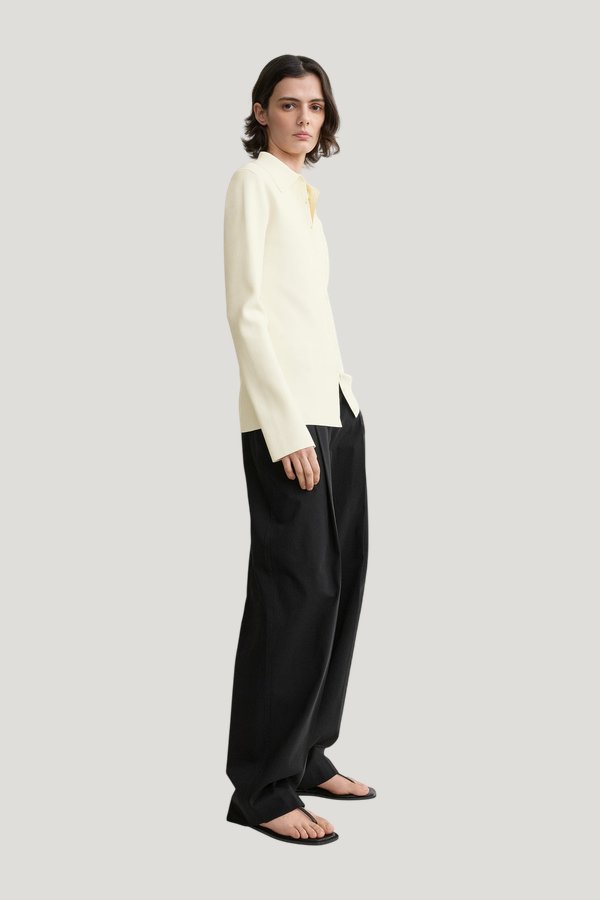 Compact knit buttoned top — carry 3