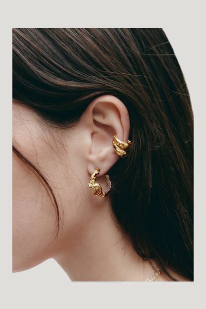 Continu Earrings Gold — model front