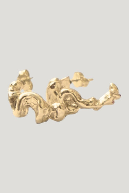 Continu Earrings Gold — model side
