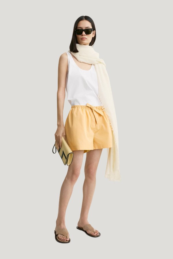 Cotton summer shorts daffodill — model side