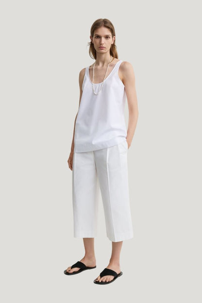 Cropped trousers — model front