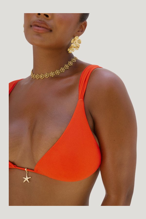 Cyprus Bikini Top in Carmesi — model side