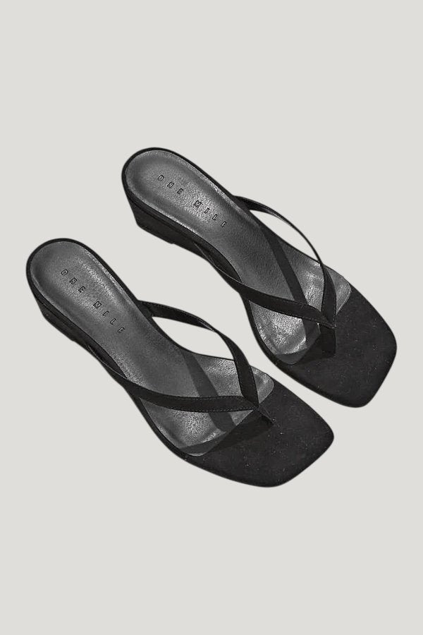 Darcey Wedge — model side