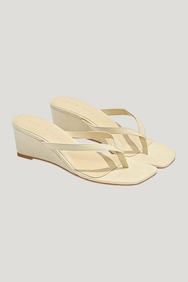 Darcey Wedge — model side