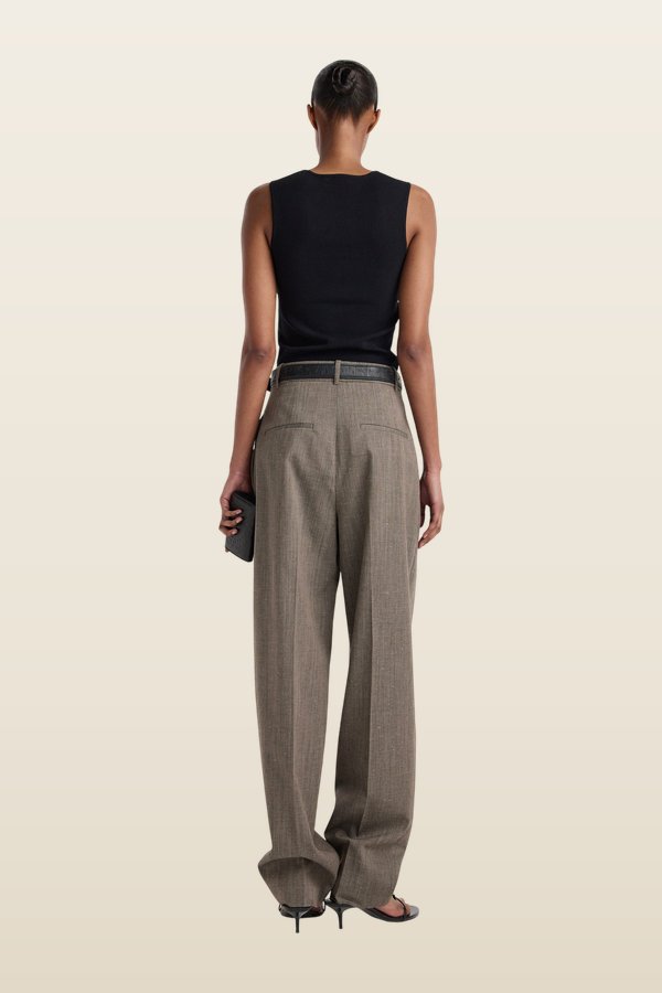 Daria - Single pleat tapered trousers | earth slub — model back