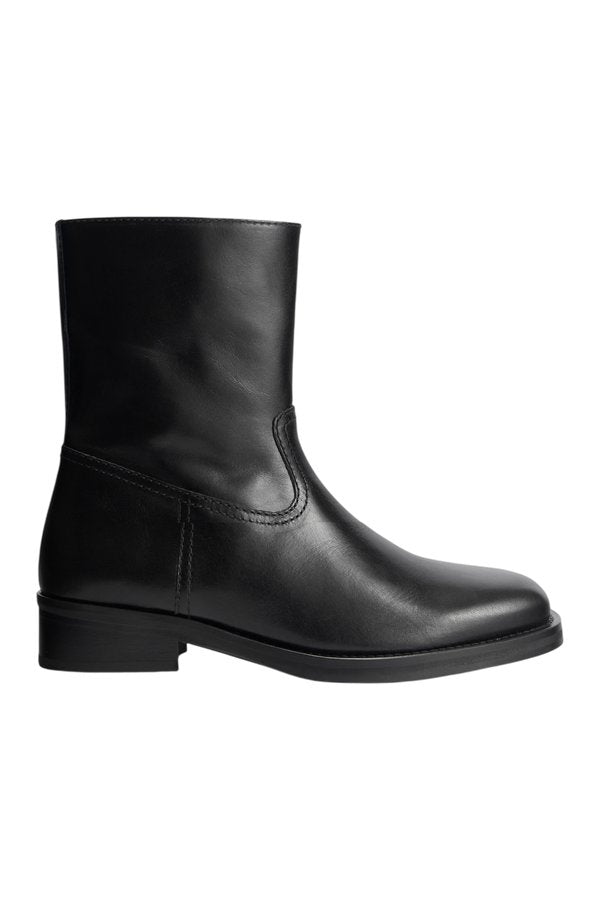 Daryl Ankle Boot in Black Leather — packshot