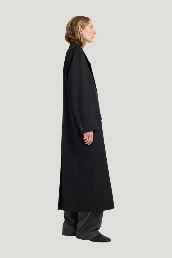 Double breasted tailored coat — model side
