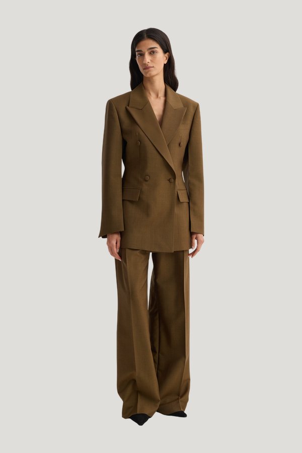 Hourglass blazer | golden — model front