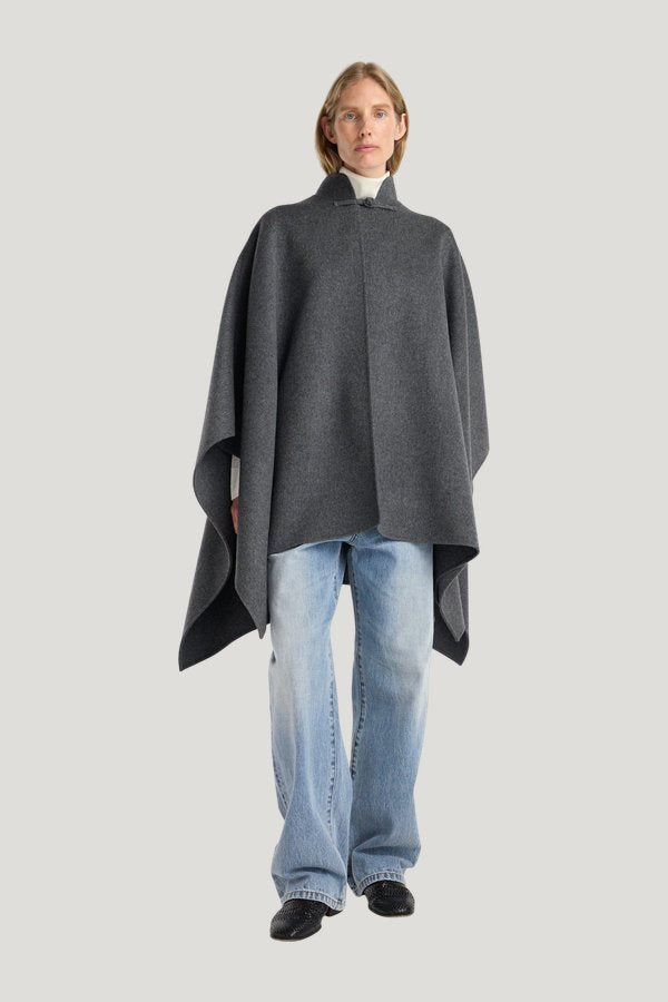 Double-faced wool pankou closure poncho | dark grey melange — model front