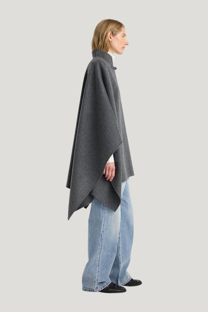 Double-faced wool pankou closure poncho | dark grey melange — model side