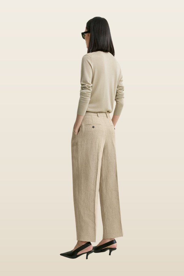 Double-pleat cropped linen trousers — model back