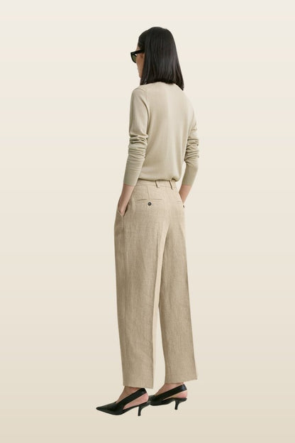 Double-pleat cropped linen trousers — model back