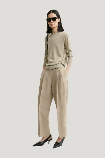 Double-pleat cropped linen trousers — model front