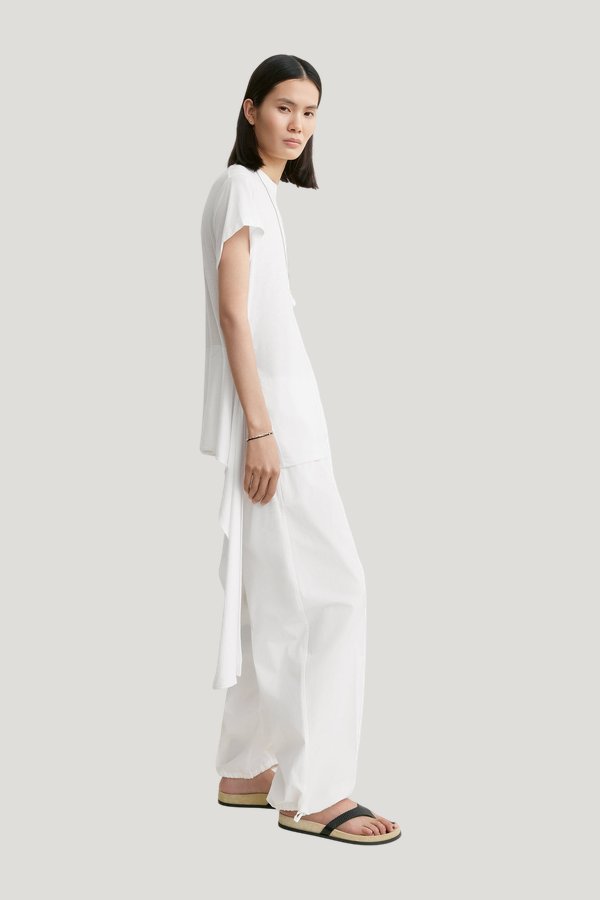 Drawstring cotton trousers — model side