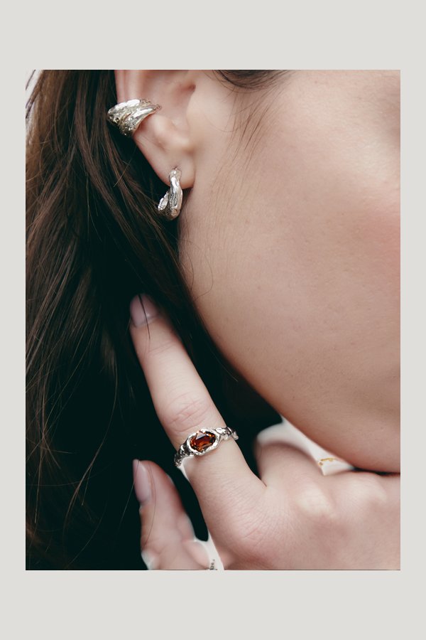 Espera Ring Silver — model front