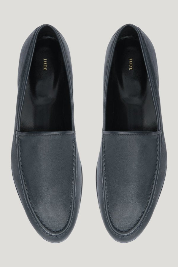 gomper loafer in stone leather — model side