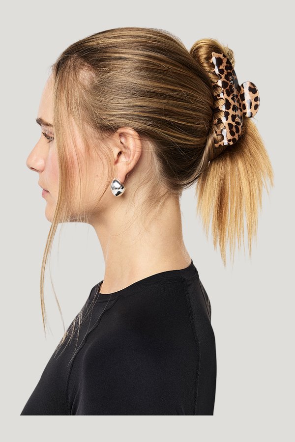 Hair Clip In Leopard Print — model front